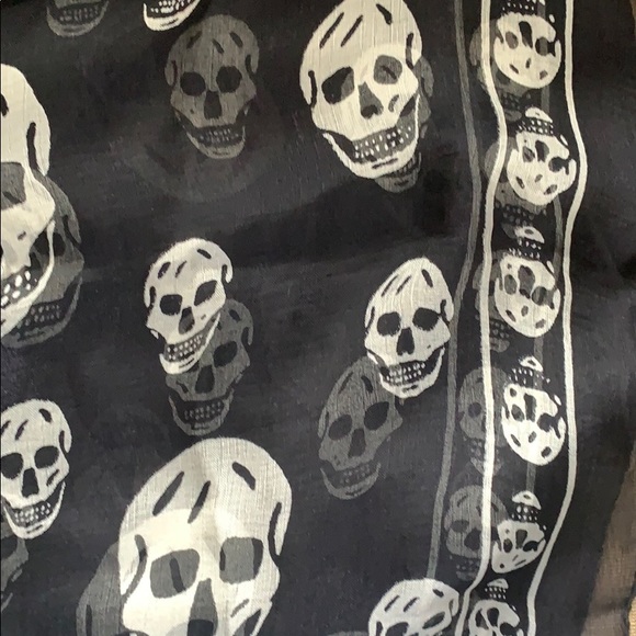 Authentic Alexander McQueen black skull scarf - Picture 3 of 7